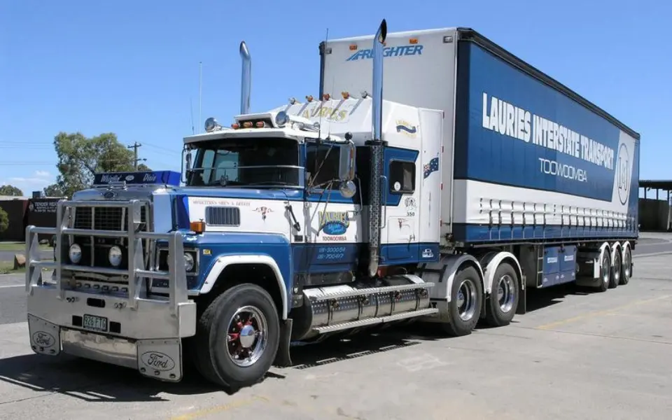 چرا کامیون های داخلی لوله های اگزوز خود را به سمت بالا هدایت نمی کنند؟